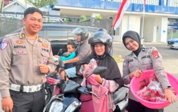 Pengendara Tertib Dapat ki Hadiah Cabe Segar Hasil Panen Ditlantas Polda Sulbar