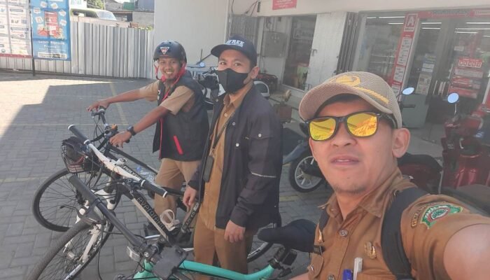 Kulle Angjari Contoh ! Di Tengah Kelangkaan BBM, Pegawai Diskominfo-SP Takalar Gunakan Sepeda ke Kantor