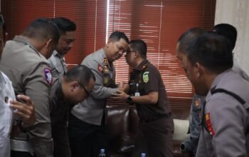 Kapolres Bulukumba Kasi ki Tauwwa Kejutan dengan Membawa  Tumpeng ke Kejaksaan Negeri.