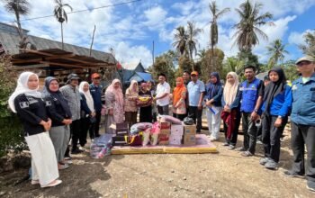 Kadis Sosial Salurkan ki Bantuan Kepada Korban Kebakaran di Desa Pattiroang Kajang