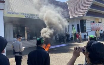 HMI Sinjai Bakar Ban di DPRD Protes Kelangkaan BBM dan LPG