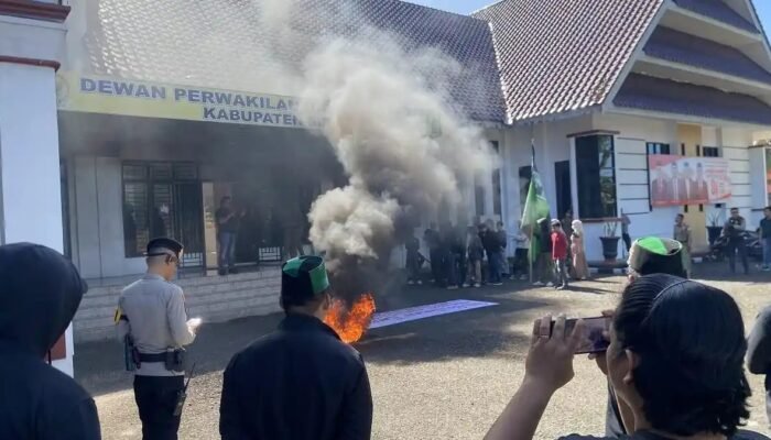 HMI Sinjai Bakar Ban di DPRD Protes Kelangkaan BBM dan LPG