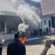 HMI Sinjai Bakar Ban di DPRD Protes Kelangkaan BBM dan LPG