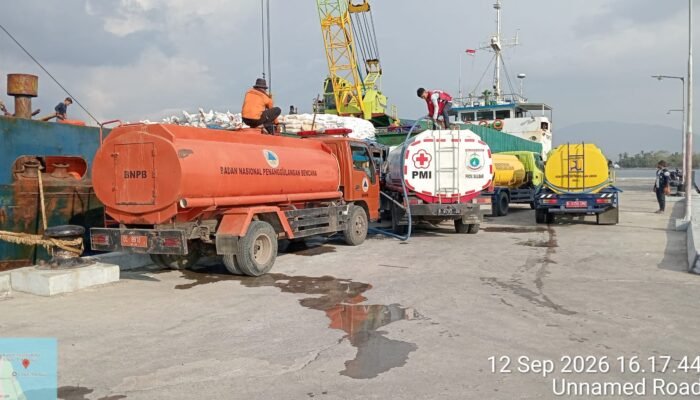 TRC BPBD Sulbar-PMI-BPBD Mamuju-BPBPK Kementerian PU Distribusikan ki Air Bersih untuk Masyarakat Kepulauan Balabalakang