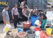 Sumur Mengering dan Air Mulai Asin, Polisi Hadir ki Tauwwa  Salurkan Air Bersih kepada Warga