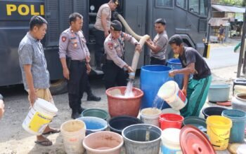 Sumur Mengering dan Air Mulai Asin, Polisi Hadir ki Tauwwa  Salurkan Air Bersih kepada Warga