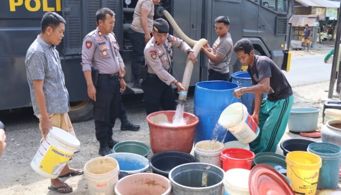 Sumur Mengering dan Air Mulai Asin, Polisi Hadir ki Tauwwa  Salurkan Air Bersih kepada Warga