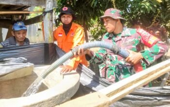 Krisis Air Bersih Melanda Warga Lapukke Wajo, Babinsa Turun Dampingi Distribusi Bantuan