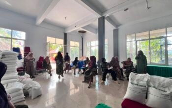 Porei! Ratusan Warga Desa Kompang Sinjai Tengah Terima Bantuan Beras 30 Kg