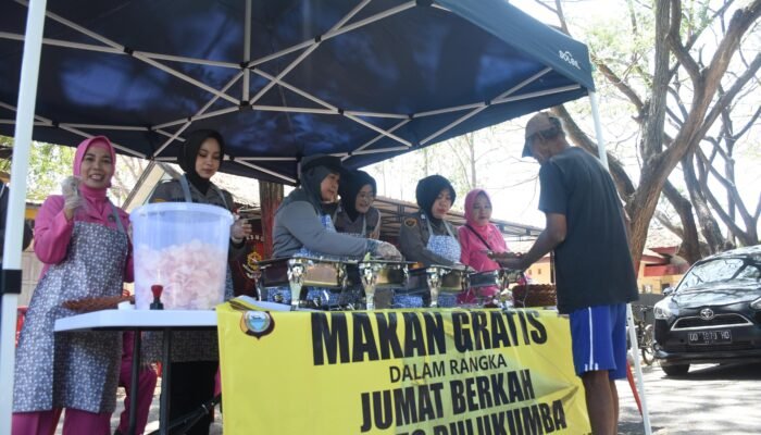 Bagus na Tauwwa Polisi di Bulukumba  Bagikan Makan Gratis Kepada Pengendara 