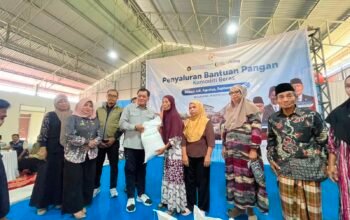Tauwwa Bulog Salurkan ki Bantuan Pangan Beras untuk Warga Desa Jojjolo