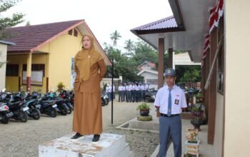 Tingkatkan Kedisiplinan dan Nasionalisme, UPT SMAN 12 Sinjai Sukses Gelar Upacara Bendera Hari Senin