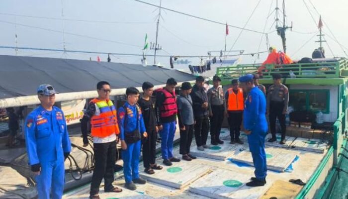 Kapolda Sulbar Salurkan ki 30 Ton Air Bersih untuk Warga Pulau Ambo dan Papotongan