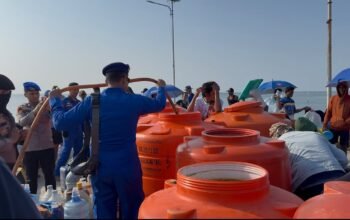 Dahaga Panjang Terjawab, Tangis Haru Niar dan Warga Pulau Ambo Terima Bantuan Air Bersih Kapolda