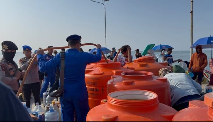 Dahaga Panjang Terjawab, Tangis Haru Niar dan Warga Pulau Ambo Terima Bantuan Air Bersih Kapolda