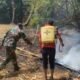 Babinsa Kelurahan Sapaya Tauwwa Cepat Tangani Kebakaran Lahan Warga