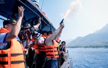 Lepas 80 Sandeq dengan Flare Gun, Gubernur SDK TTerkesankinPassandeq Mampu Melawan Angin di Sandeq Silumba 2026