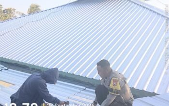 Tauwwa Polisi Hadir di Tengah Masyarakat, Aiptu Jusman Gotong Royong Perbaiki Atap Masjid.