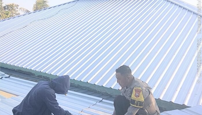 Tauwwa Polisi Hadir di Tengah Masyarakat, Aiptu Jusman Gotong Royong Perbaiki Atap Masjid.