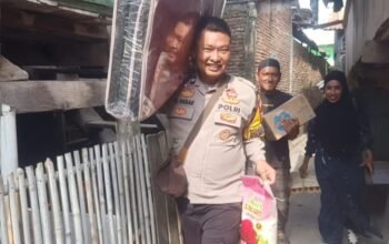 Patut ki Tauwwa Ditiru, Aipda Akbar Bersama Relawan Berikan Bantuan Kepada Warga Kurang Mampu