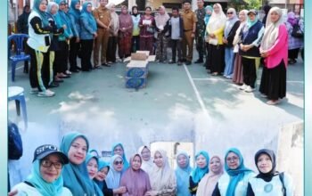 Camat Tamalate Kunjungi ki dan Serahkan Bantuan Korban Kebakaran di Manuruki,