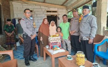 Cocok ki Tauwwa Kapolsek Sinjai Selatan Pimpin Penyerahan Bantuan Korban Kebakaran di Desa Puncak