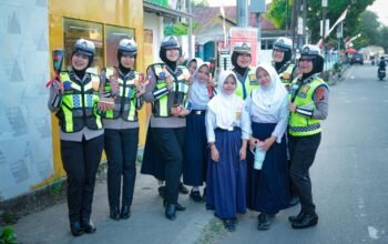 Manis dan Menawan, Polwan Ditlantas Polda Sulbar Peringati ki HUT ke-78 dengan Aksi Cinta Keselamatan di Jalan Raya