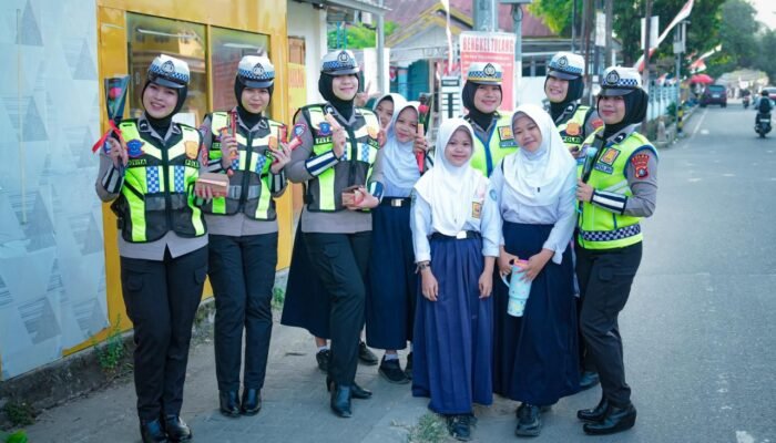 Manis dan Menawan, Polwan Ditlantas Polda Sulbar Peringati ki HUT ke-78 dengan Aksi Cinta Keselamatan di Jalan Raya