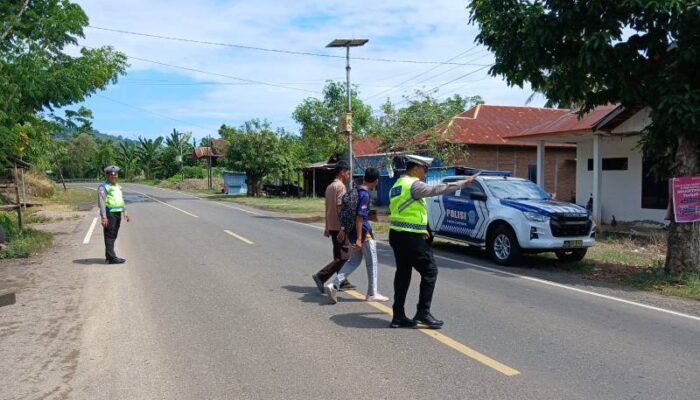 Di SMAN 2 Mamuju, Polantas Hadir Melayani dan Tanamkanki Kesadaran Keselamatan Berlalu Lintas Sejak Dini