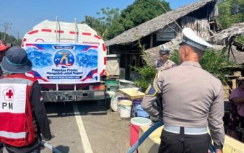 Krisis Air di Saluleang, Polantas Polda Sulbar Salurkan ki 10.000 Liter Air Bersih Sebagai Makna Pengabdian HUT Lantas ke-71