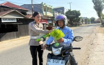 Pengendara Tertib di Mamuju Dapat ki Kejutan Manis Dari Polantas Polda Sulbar Pulang Bawa Sayur Segar
