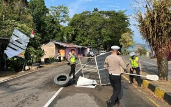 Respon Cepat Ditlantas Polda Sulbar Evakuasi ki Pohon dan Tiang Lampung Tumbang Akibat Hujan Angin