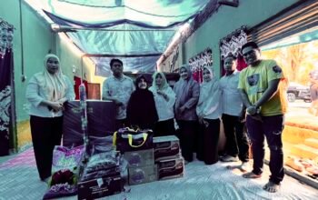 Kadis Sosial Turun ki Serahkan Bantuan Kepada Korban Angin Puting Beliung di Desa Tamatto
