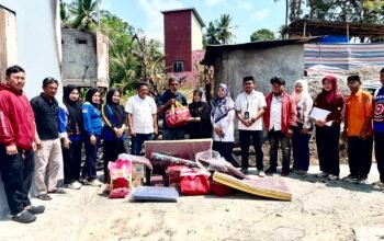 Kadis Sosial Serahkan ki Bantuan Kepada Korban Kebakaran di Desa Mattoanging Kajang