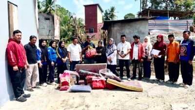 Kadis Sosial Serahkan ki Bantuan Kepada Korban Kebakaran di Desa Mattoanging Kajang