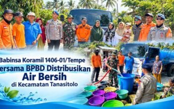 Babinsa Koramil 1406-01/Tempe Bersama BPBD Distribusikan Air Bersih di Kecamatan Tanasitolo
