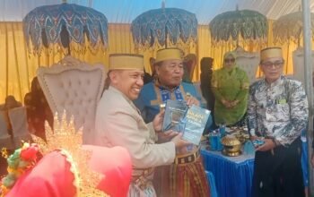 Abdul Haris Sambung Serahkan ki Buku Buku “Sulapa Appa’a di Kajang” ke Ketua Majelis Adat Kerajaan Nusantara Sulsel