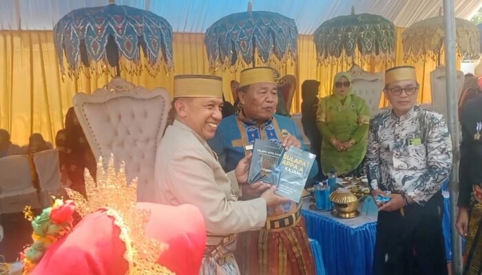 Abdul Haris Sambu Serahkan ki Buku “Sulapa Appa’a di Kajang” ke Ketua Majelis Adat Kerajaan Nusantara Sulsel