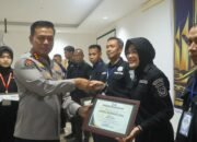 Tauwwa Kabid Humas Polda Sulsel Berikan ki Penghargaan kepada Jajaran Berprestasi