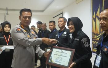Tauwwa Kabid Humas Polda Sulsel Berikan ki Penghargaan kepada Jajaran Berprestasi
