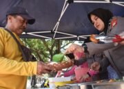 Bagus na Tauwwa Polisi  Bagikan Makanan Gratis di Jalur Dua Sam Ratulangi Bulukumba