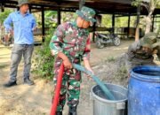 Babinsa Koramil Tempe Dampingi Penyaluran Air Bersih untuk Warga Terdampak Kekeringan di Tancung