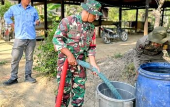 Babinsa Koramil Tempe Dampingi Penyaluran Air Bersih untuk Warga Terdampak Kekeringan di Tancung