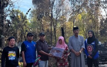 Sehari Setelah Kejadian, Tim Dinsos Turun ki Serahkan Bantuan Kepada Korban Kebakaran di Desa Tamaona