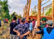 Perkuat Kebersamaan, Babinsa dan Warga Bahu-Membahu Dirikan Rumah di Desa Abbanderangnge