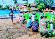 Peduli Rumah Ibadah, Babinsa Sabbangparu dan Warga Kompak Cat Pagar Masjid