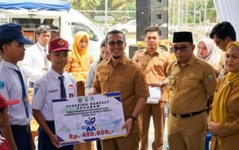 Senyum Bahagia Ratusan Siswa Topoyo: Pemkab Mamuju Tengah Salurkan ki Beasiswa KUAAT 2026