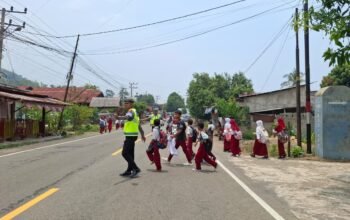Polantas Polda Sulbar Hadir ki Jaga Langkah Pulang Para Pelajar