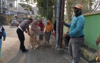 Tak Hanya Atur Lalu Lintas Pagi, Aiptu Usman Ikut ki Gotong Royong Bersihkan Lingkungan Bersama Warga