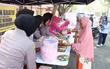 Tauwwa Setiap Jumat Polres Bulukumba, Gelar Jumat Berkah dengan Siapkan Makanan Gratis kepada Warga 